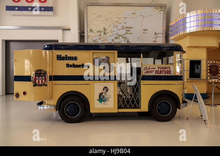 Gelbe 1940er Jahre Divco Helms Bäckerei LKW angezeigt im Lyon Air Museum in Santa Ana, Kalifornien, Stockfoto