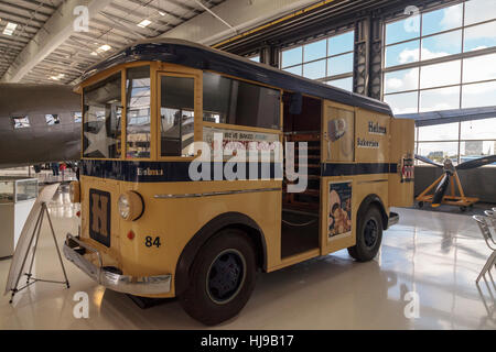 Gelbe 1940er Jahre Divco Helms Bäckerei LKW angezeigt im Lyon Air Museum in Santa Ana, Kalifornien, Stockfoto