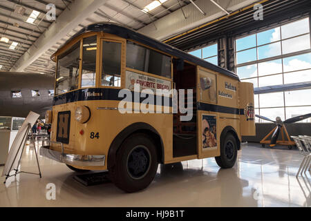 Gelbe 1940er Jahre Divco Helms Bäckerei LKW angezeigt im Lyon Air Museum in Santa Ana, Kalifornien, Stockfoto