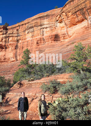 Paar auf dem Boynton Canyon Trail in Sedona, Arizona, bei Sonnenuntergang Stockfoto