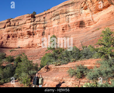 Paar auf dem Boyton Canyon Trail in Sedona, Arizona, bei Sonnenuntergang Stockfoto