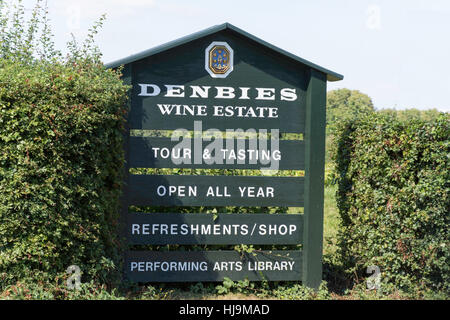 Eingangsschild am Denbies Wine Estate, London Road, Dorking, Surrey, Vereinigtes Königreich Stockfoto