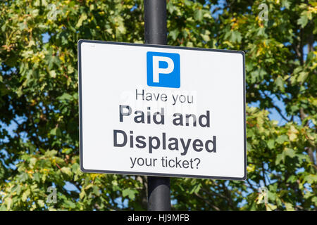 Zahlen Sie und zeigen Sie Parkplatz Schild, Saint Martins Walk Auto Park, Dorking, Surrey, England, Vereinigtes Königreich an Stockfoto