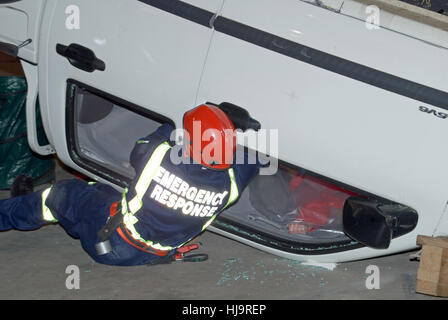 SES RETTUNGSDIENSTE AM UNFALLORT A MOCK VERKEHRSUNFALL (SCHULUNGSZWECKE) IN SOUTH AUSTRALIA Stockfoto