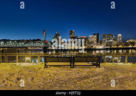 Portland-Skyline-Blick vom Ostufer Esplanade am Abend blaue Stunde in einer kalten Winternacht Stockfoto