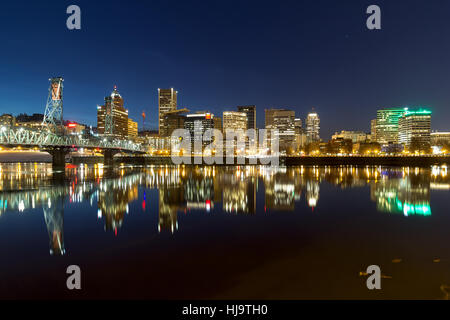 Portland Oregon Innenstadt Skyline Reflexion am Willamette River während der blauen Stunde am Abend Stockfoto