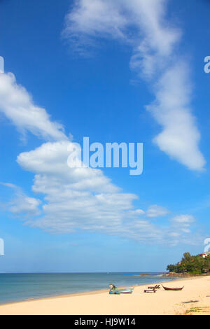 Mittag Sonne Sommer Strand Meerblick mit weißen Sandstrand, blauer Himmel mit zwei Linien der Wolken Stockfoto