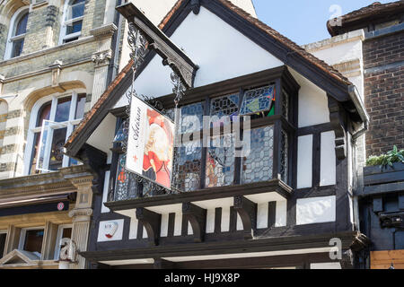 Artisan Tee Zimmer & Patisserie im Altbau, Marktplatz, Horsham, West Sussex, England, Vereinigtes Königreich Stockfoto