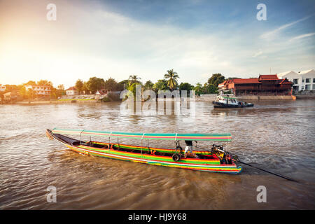 Longtail-Boot Kreuzfahrt durch den Fluss Chao Phraya in antiken Stadt Ayutthaya, Thailand Stockfoto