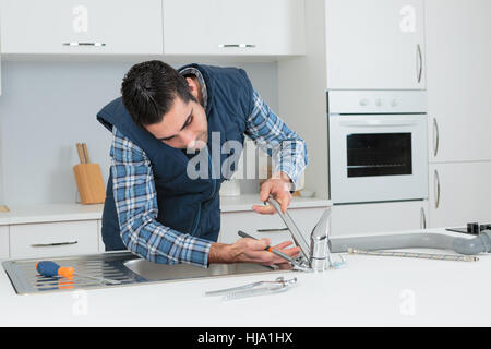 Klempner, die passende Küchenarmatur Stockfoto