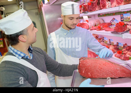 Metzger Lehre jung wie Fleisch zu verkaufen Stockfoto