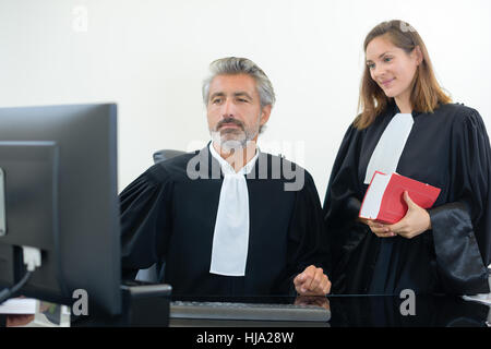 Legale Arbeitnehmer in Roben Blick auf computer Stockfoto