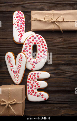 Lebkuchen-Herzen und kleinen Boxen für den Valentinstag. Stockfoto