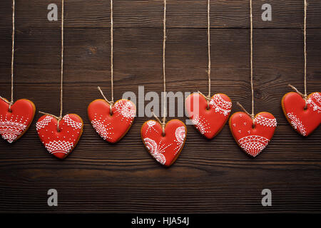 Linie von roten Pfefferkuchen Herzen am Band. Stockfoto