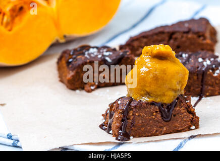 Kürbis-Vegan Brownie mit einer Kugel Kürbis Eiscreme und Schokolade. Liebe für eine gesunde Desserts-Konzept. Stockfoto