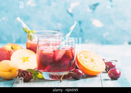 Erfrischende Sangria oder Bowle mit Obst in Gläsern Stockfoto