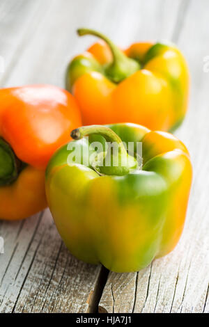 Bunte Paprika auf alten Holztisch. Stockfoto