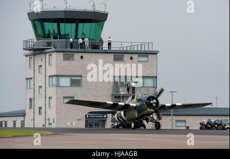 Grumman FM2 Wildcat Kampfflugzeuge bei einem Überflug zu Ehren ehemaliger Testpilot Eric "Winkle" Brown am an RNAS Yeovil. Stockfoto