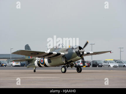 Grumman FM2 Wildcat Kampfflugzeuge bei einem Überflug zu Ehren ehemaliger Testpilot Eric "Winkle" Brown am an RNAS Yeovil. Stockfoto
