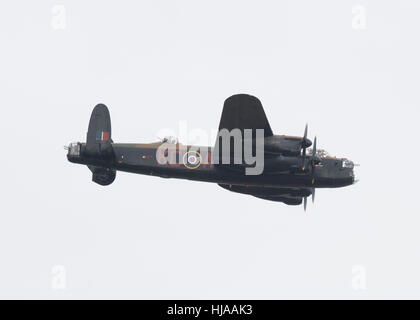 Ein Lancaster-Bombenflugzeuge in einem Überflug zu Ehren ehemaliger Testpilot Eric "Winkle" Brown am an RNAS Yeovilton in Somerset. Stockfoto