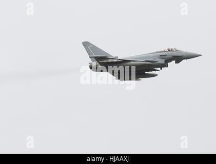 Ein Typhoon Jagdflugzeug in einem Durchflug um das Leben der Testpilot Eric "Winkle" Brown am an RNAS Yeovilton feiern. Stockfoto