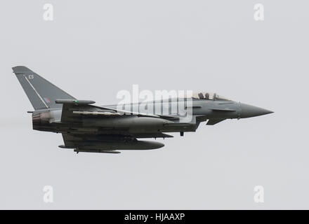 Ein Typhoon Jagdflugzeug in einem Durchflug um das Leben der Testpilot Eric "Winkle" Brown am an RNAS Yeovilton feiern. Stockfoto