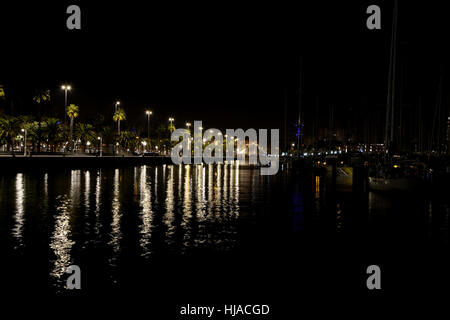 Barcelona, Spanien - 1. Dezember 2016: Kai in der Nacht in der Marina in Barcelona Stadt in Spanien. Nicht identifizierte Personen sichtbar. Stockfoto