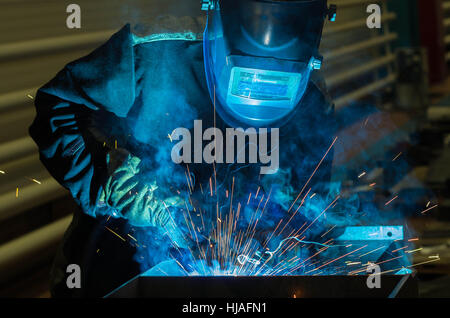 Arbeiter mit Fackel Cutter durchschneiden, Metall Stockfoto