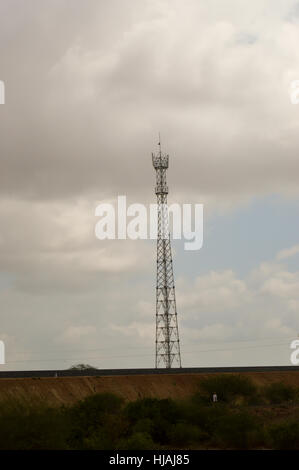 Kommunikation Antenne entlang der Bahnstrecke auf der Mombasa Road in Nairobi, Kenia Stockfoto