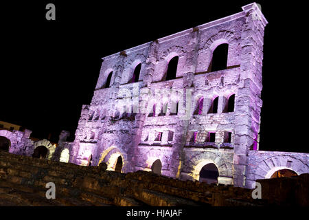 Römisches Theater für Weihnachten beleuchtet. Aosta, Aostatal. Italien Stockfoto