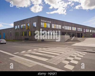 Veitvet Schule in einem Vorort von Oslo Norwegen, moderne Architektur mit Holzplatten und Sonderfarben, ein "Passivhaus" Stockfoto