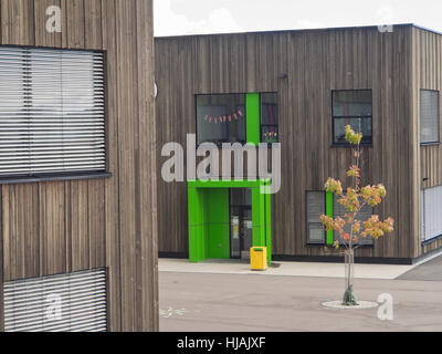 Veitvet Schule in einem Vorort von Oslo Norwegen, moderne Architektur mit Holzplatten und Sonderfarben, ein "Passivhaus" Stockfoto