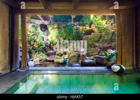 Eine traditionelle japanische Rotenburo Bad im Iwanoyu Ryokan an Seni Onsen in Nagano, Japan Stockfoto