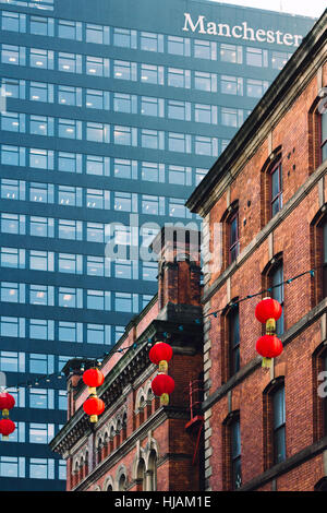 Manchesters Chinatown verziert mit roten Laternen und Manchester One im Hintergrund Stockfoto