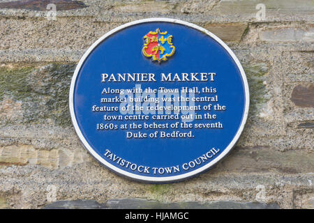 Blaue Plakette an Wand am Tavistock Pannier Markt, Tavistock, Devon, England, Vereinigtes Königreich Stockfoto