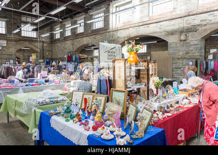 Stände in Tavistock Pannier Markt, Tavistock, Devon, England, Vereinigtes Königreich Stockfoto