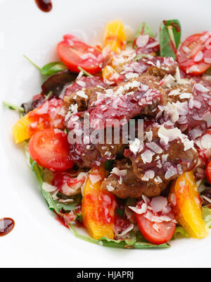 Warmer Salat mit Geflügelleber in Himbeersauce Stockfoto