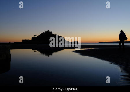 Dramatische stimmungsvolle Foto St.Michaels Berg in der Abenddämmerung mit Silhouette der Fotograf Marazion Stockfoto