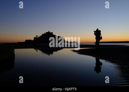 Dramatische stimmungsvolle Foto St.Michaels Berg in der Abenddämmerung mit Silhouette der Fotograf Marazion Stockfoto