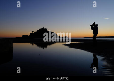 Dramatische stimmungsvolle Foto St.Michaels Berg in der Abenddämmerung mit Silhouette der Fotograf Marazion Stockfoto