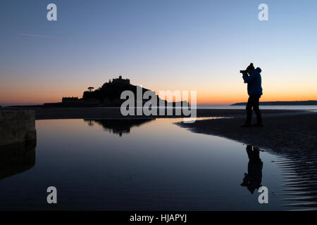 Dramatische stimmungsvolle Foto St.Michaels Berg in der Abenddämmerung mit Silhouette der Fotograf Marazion Farbe Stockfoto