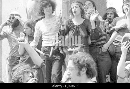 Demonstranten spielen patriotische Lieder Kazoos bei der Anti-Vietnam-Krieg-Rallye in Washington, DC, 9. Mai 1970. Stockfoto