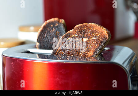 Verbrannte weißen Toastscheiben gekocht in einem pop-up-Toaster Russell Hobbs Stockfoto