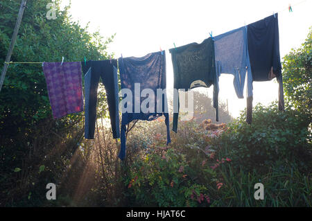 Waschen hängen zum Trocknen in den frühen Morgenstunden. Stockfoto