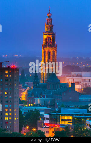 Groningen Stadt während der blauen Stunde nach Sonnenuntergang an einem Sommerabend mit dem Blick in die Innenstadt der Tasman-Turm entnommen. Stockfoto