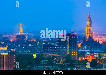 Groningen Stadt während der blauen Stunde nach Sonnenuntergang an einem Sommerabend mit dem Blick in die Innenstadt der Tasman-Turm entnommen. Stockfoto