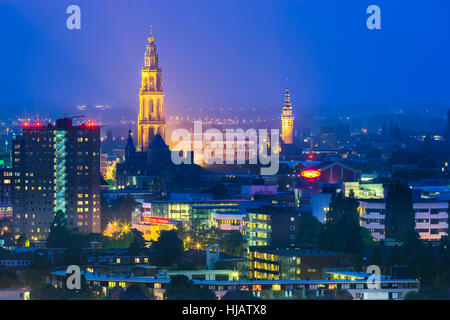 Groningen Stadt während der blauen Stunde nach Sonnenuntergang an einem Sommerabend mit dem Blick in die Innenstadt der Tasman-Turm entnommen. Stockfoto