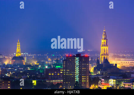 Groningen Stadt während der blauen Stunde nach Sonnenuntergang an einem Sommerabend mit dem Blick in die Innenstadt der Tasman-Turm entnommen. Stockfoto