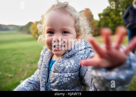 Porträt von netten weiblichen Kleinkind im Herbst park Stockfoto