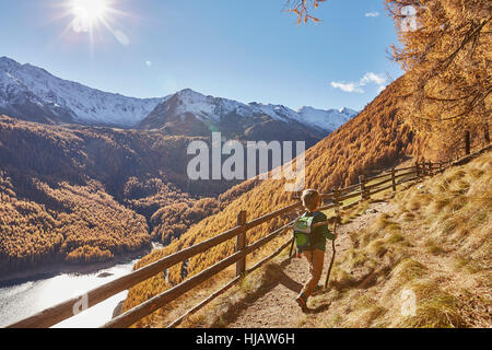 Junge Wandern Weg, Rückansicht, Schnalstal, Südtirol, Italien Stockfoto